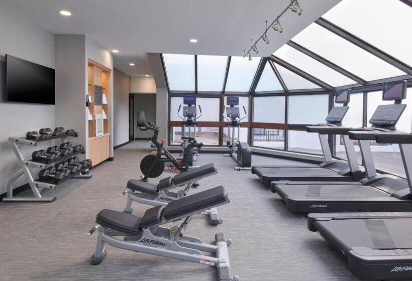 فندق Courtyard By Marriott Detroit Livonia