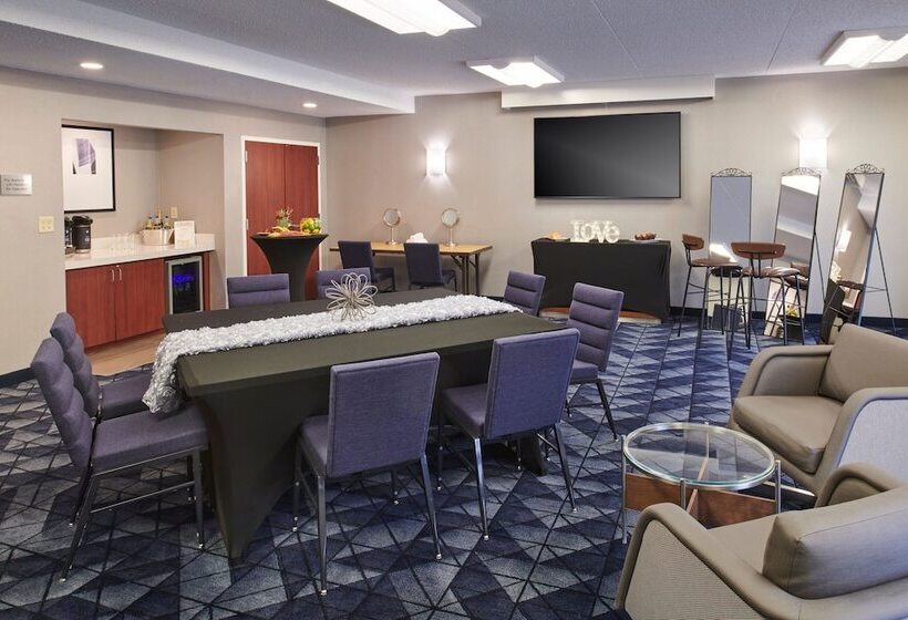 فندق Courtyard By Marriott Detroit Livonia
