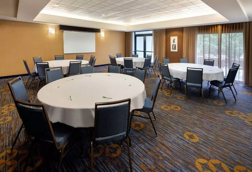 Отель Courtyard Grand Rapids Airport