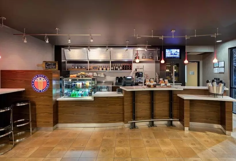 Отель Courtyard Grand Rapids Airport