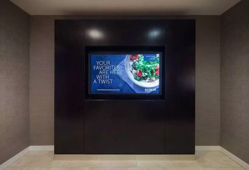 Отель Courtyard Grand Rapids Airport