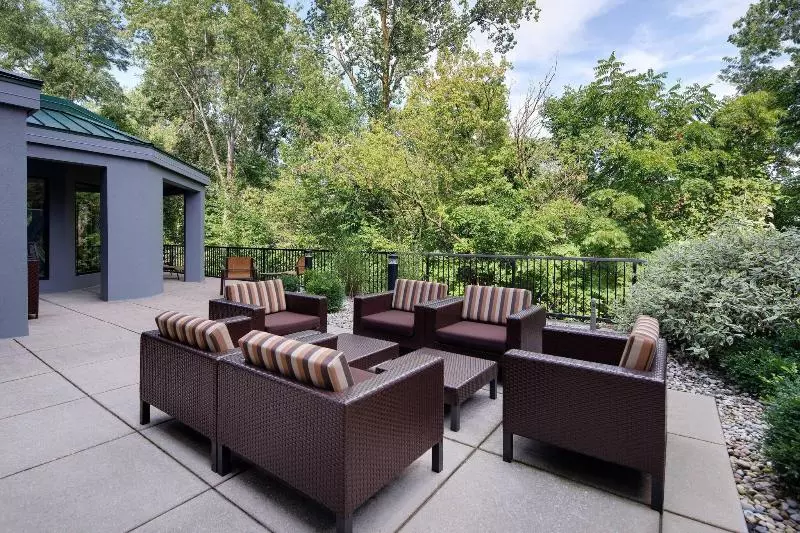 Отель Courtyard Grand Rapids Airport