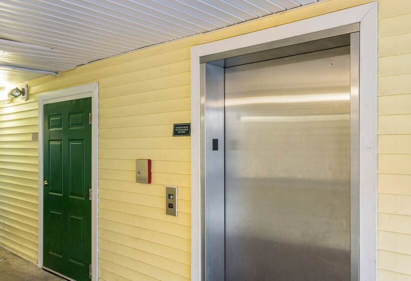 ホテル Hometowne Studios Nashville  Airport/ Briley Pkwy