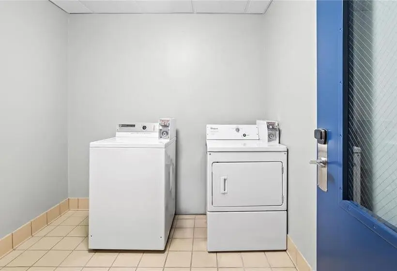 ホテル Iowa Inn Bettendorf Quad Cities