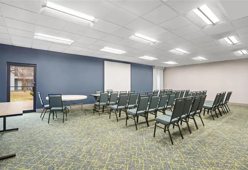 ホテル Iowa Inn Bettendorf Quad Cities