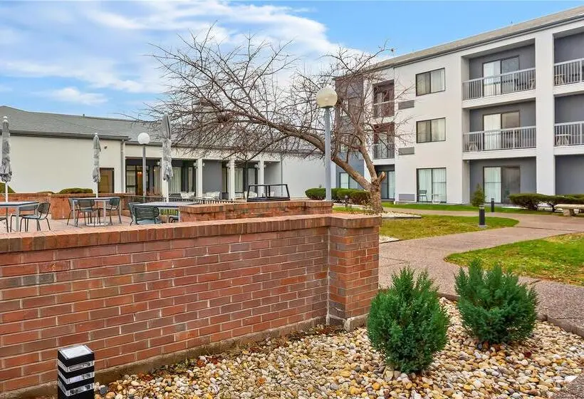 ホテル Iowa Inn Bettendorf Quad Cities