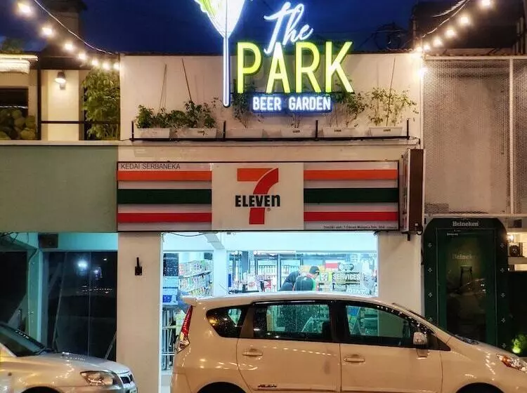 Hotelli Beds In Garden Hostel Sdn Bhd