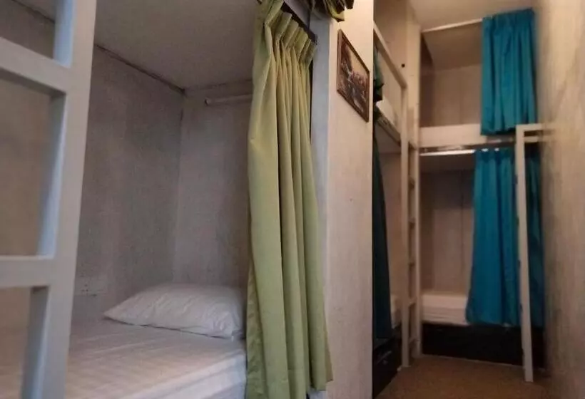 Hotelli Beds In Garden Hostel Sdn Bhd
