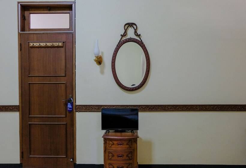 Отель Spot On 1767 Villa Anggur Panderman