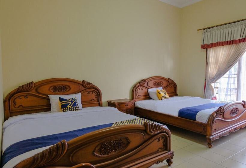 Отель Spot On 1767 Villa Anggur Panderman