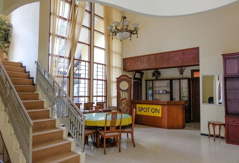 Отель Spot On 1767 Villa Anggur Panderman