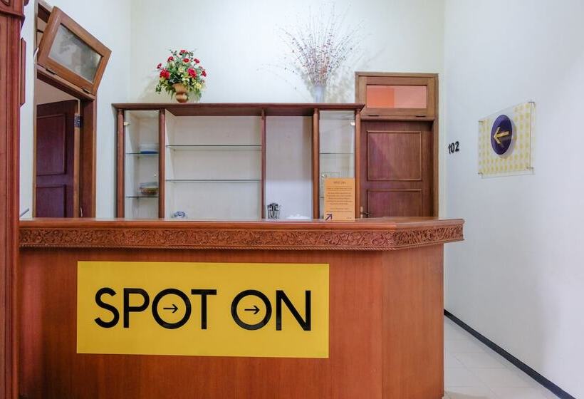 Отель Spot On 1767 Villa Anggur Panderman