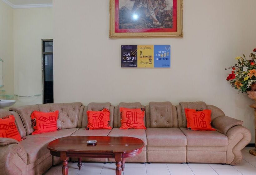 Отель Spot On 1767 Villa Anggur Panderman