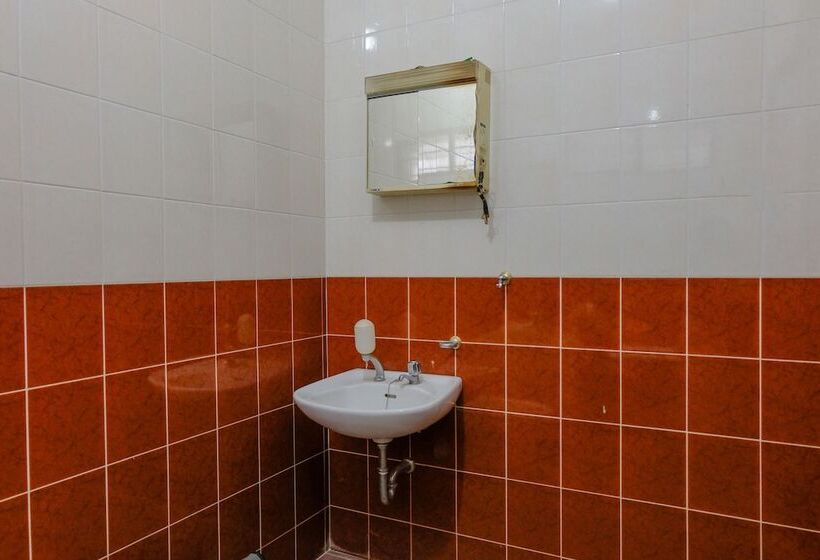 Отель Spot On 1767 Villa Anggur Panderman