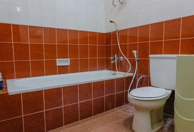 Отель Spot On 1767 Villa Anggur Panderman