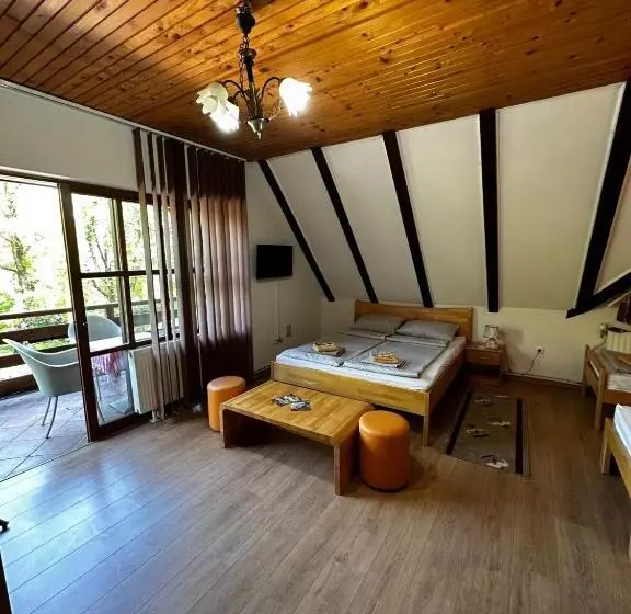 هاستل Prenoćište/restoran Lovac
