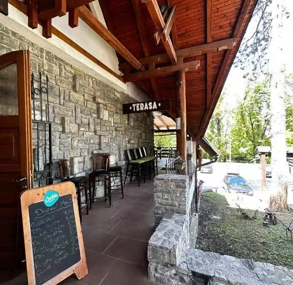 هاستل Prenoćište/restoran Lovac