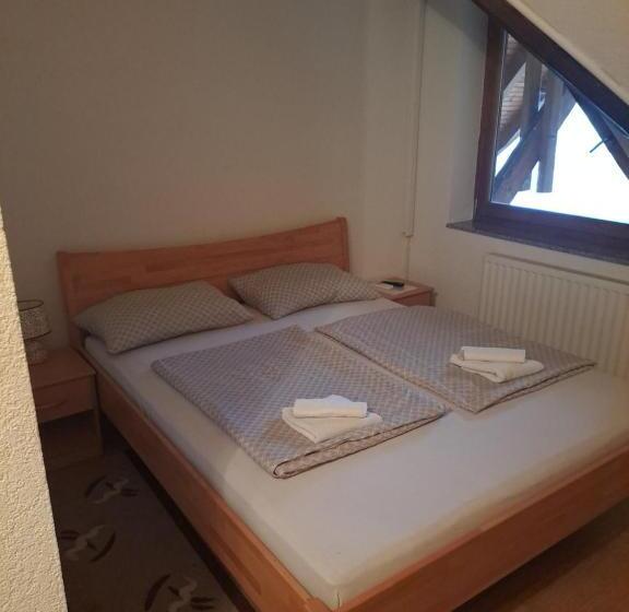 هاستل Prenoćište/restoran Lovac