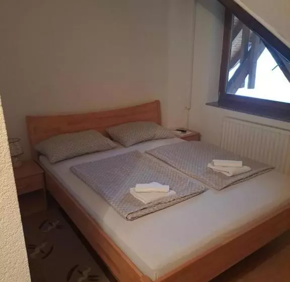 هاستل Prenoćište/restoran Lovac