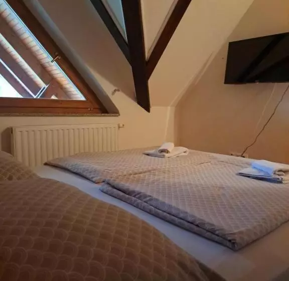 هاستل Prenoćište/restoran Lovac