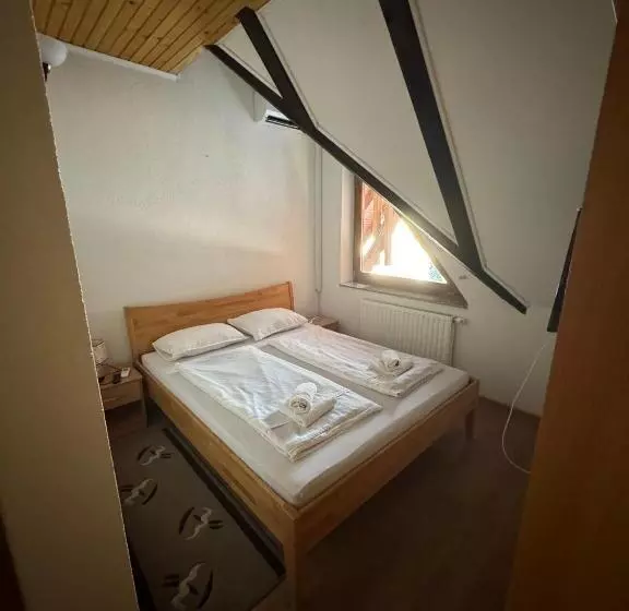 هاستل Prenoćište/restoran Lovac