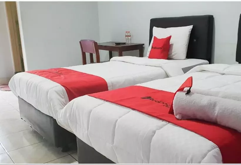 Hotelli Reddoorz Near Bojonegoro Train Station