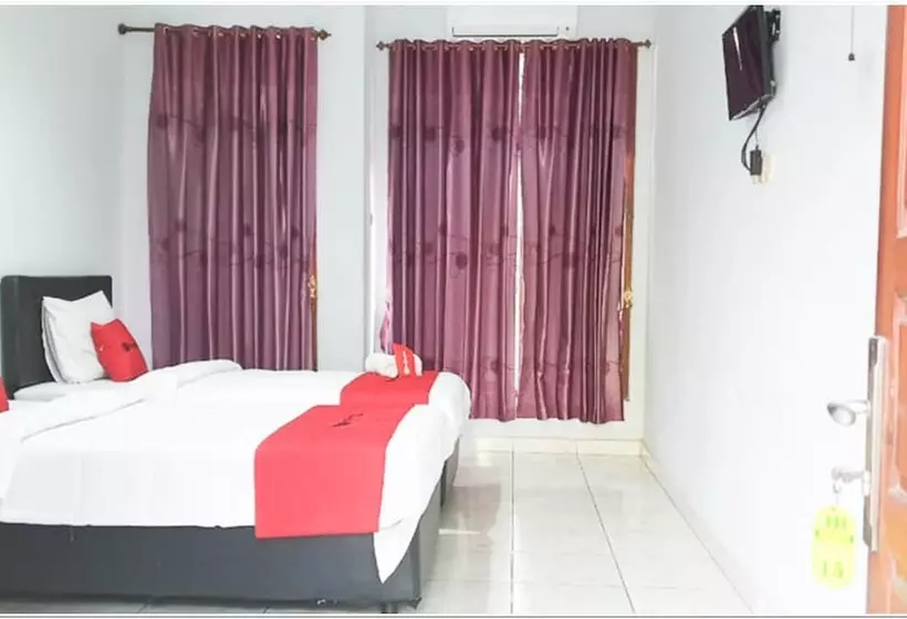 Hotelli Reddoorz Near Bojonegoro Train Station