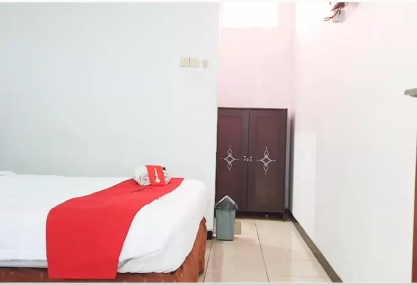 Hotelli Reddoorz Near Bojonegoro Train Station
