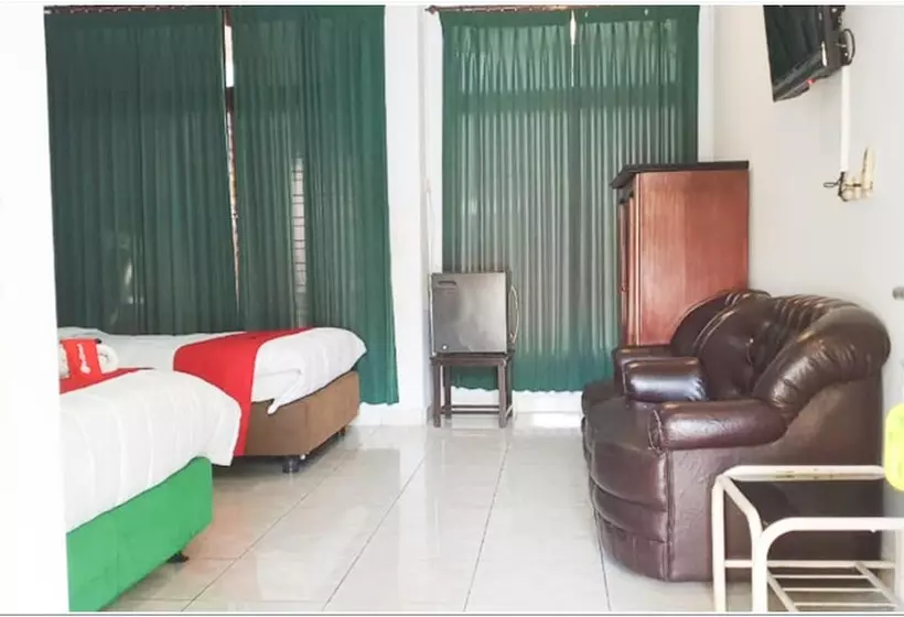 Hotelli Reddoorz Near Bojonegoro Train Station