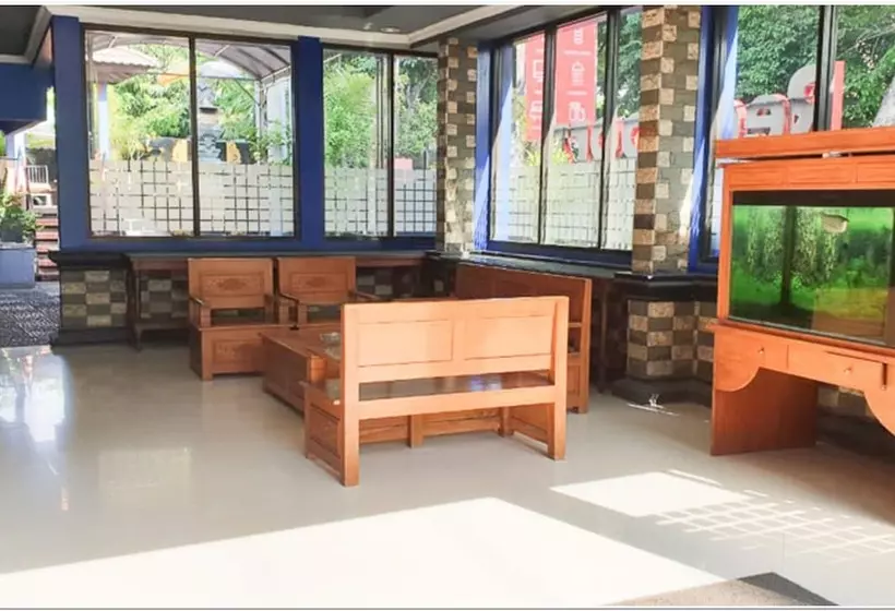 Hotelli Reddoorz Near Bojonegoro Train Station