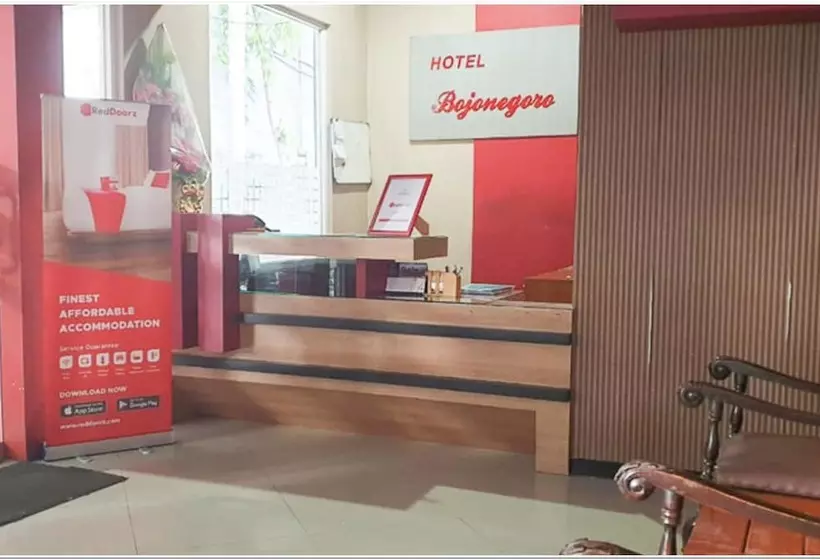 Hotelli Reddoorz Near Bojonegoro Train Station