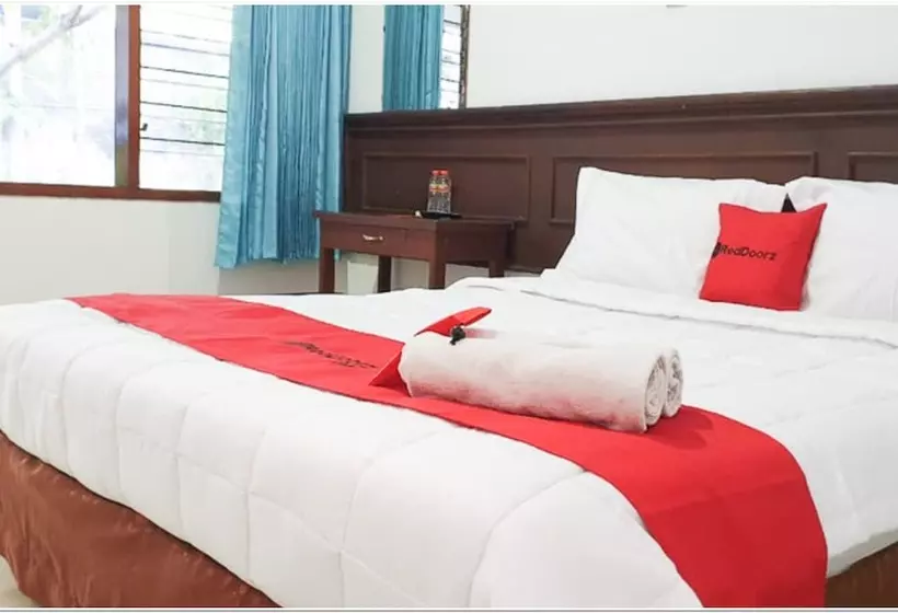 Hotelli Reddoorz Near Bojonegoro Train Station