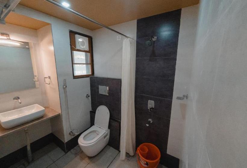 D  Manor Service Apartment