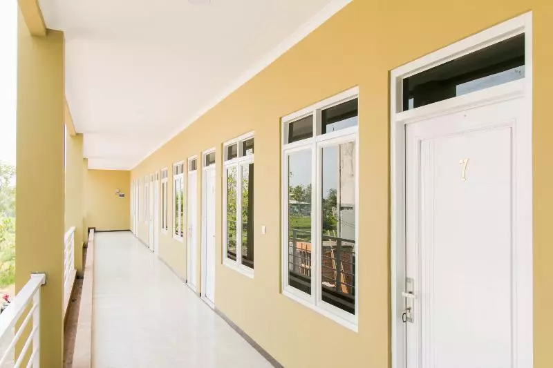 Hotelli Oyo 1078 Fakhira Residence