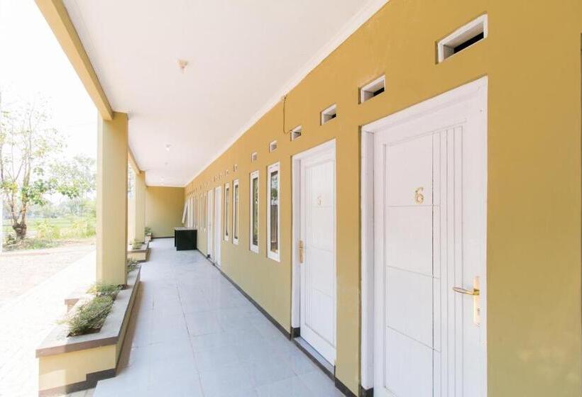 בית מלון כפרי Oyo 1078 Fakhira Residence