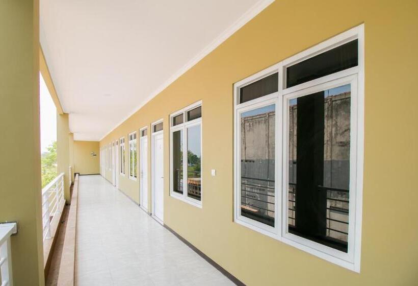 בית מלון כפרי Oyo 1078 Fakhira Residence