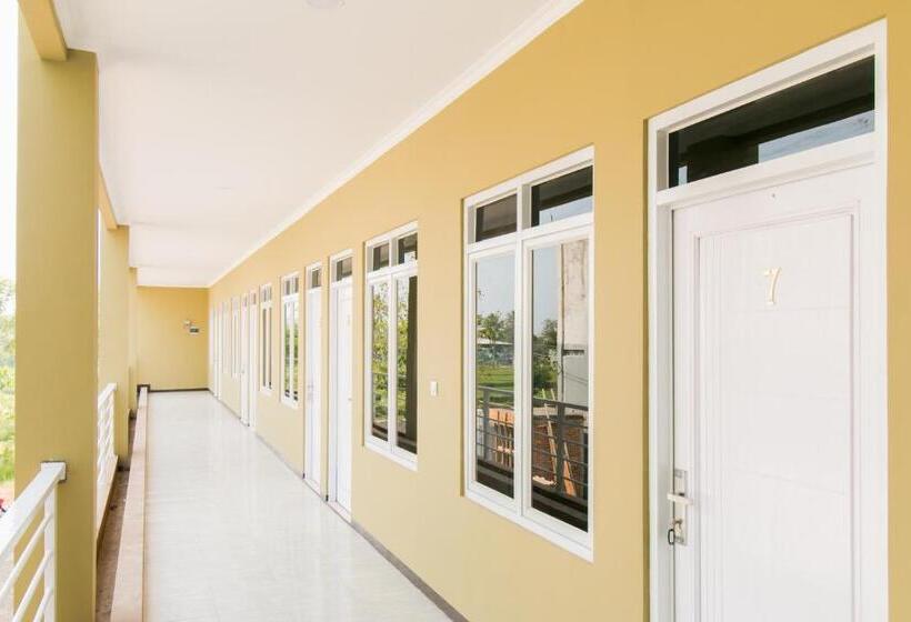 בית מלון כפרי Oyo 1078 Fakhira Residence