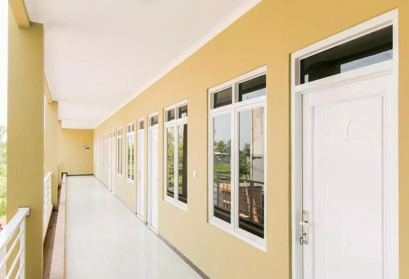 Hotelli Oyo 1078 Fakhira Residence