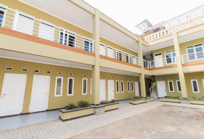 בית מלון כפרי Oyo 1078 Fakhira Residence