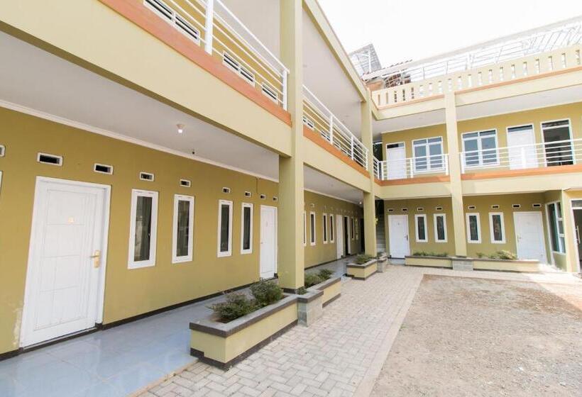 בית מלון כפרי Oyo 1078 Fakhira Residence