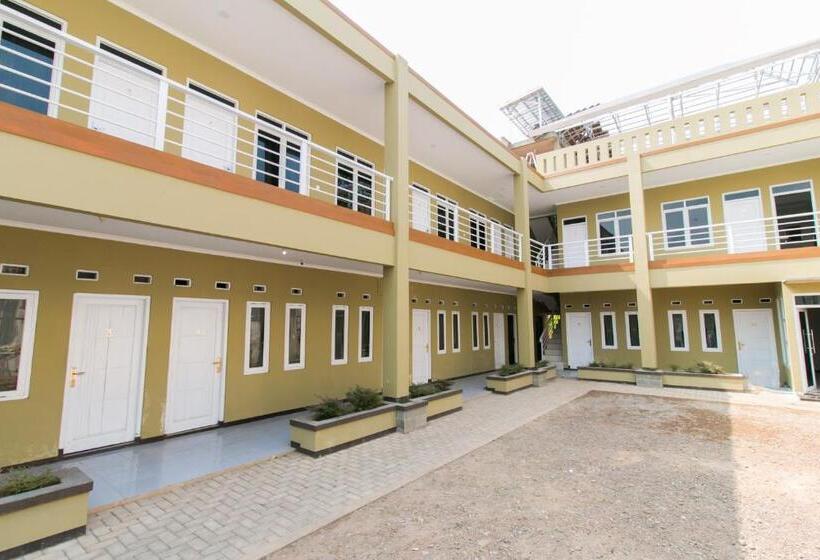 בית מלון כפרי Oyo 1078 Fakhira Residence