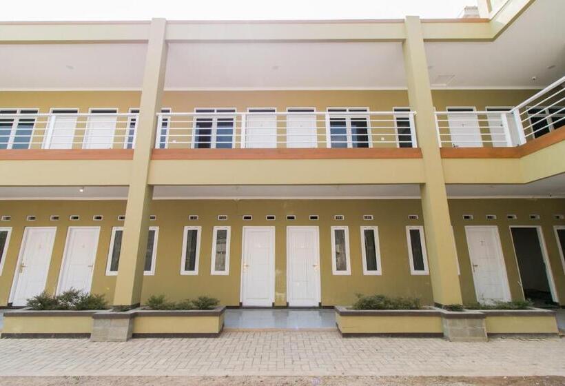 בית מלון כפרי Oyo 1078 Fakhira Residence