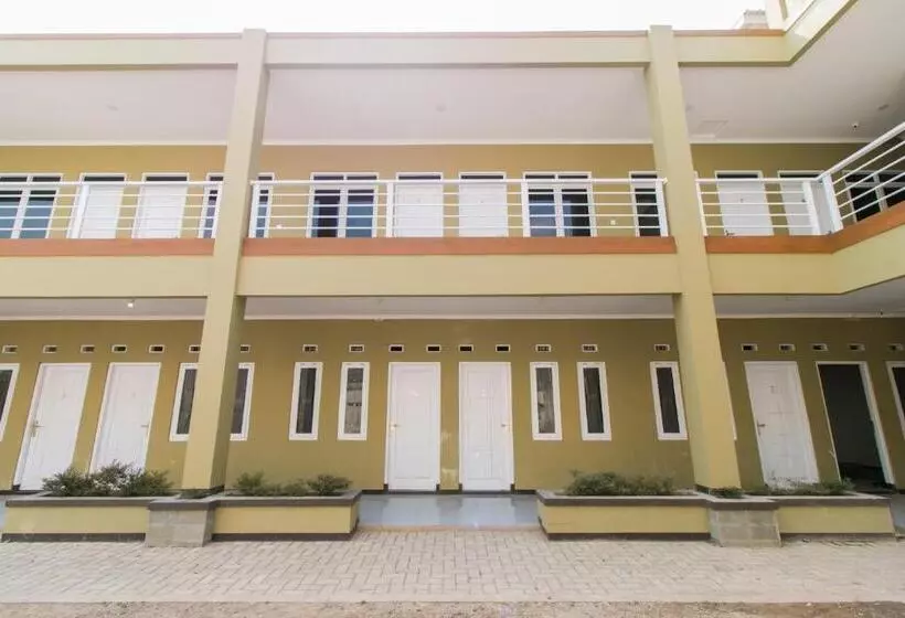 Hotelli Oyo 1078 Fakhira Residence