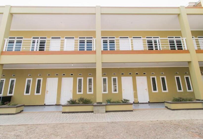 בית מלון כפרי Oyo 1078 Fakhira Residence