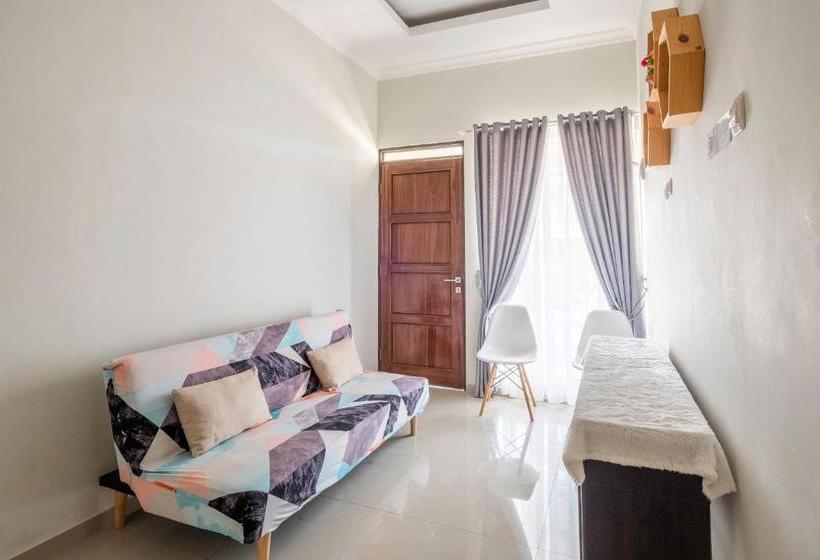 בית מלון כפרי Oyo 1504 Alana Gardenia Syariah