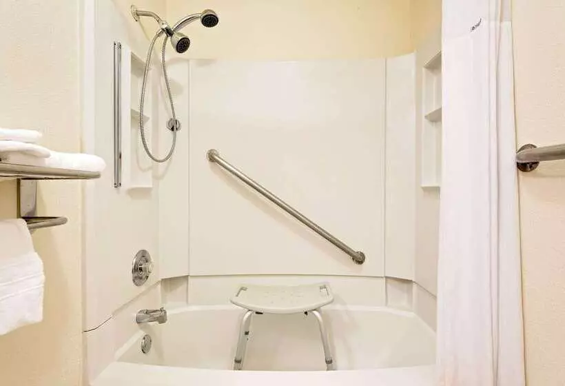 Отель Days Inn By Wyndham Fairmont