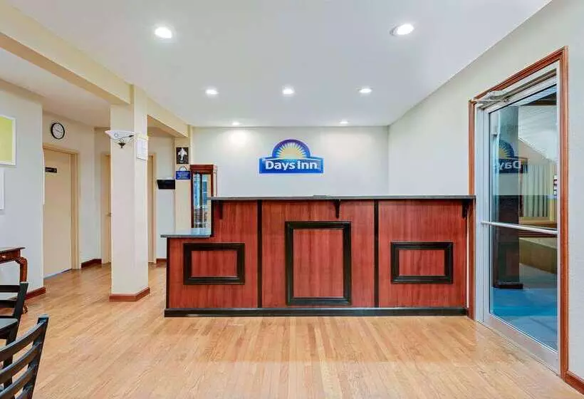 Отель Days Inn By Wyndham Fairmont