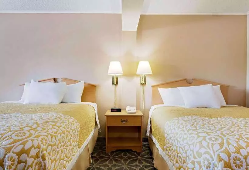 Отель Days Inn By Wyndham Fairmont