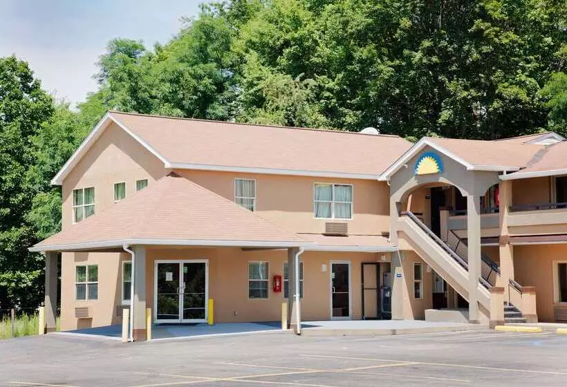 Отель Days Inn By Wyndham Fairmont