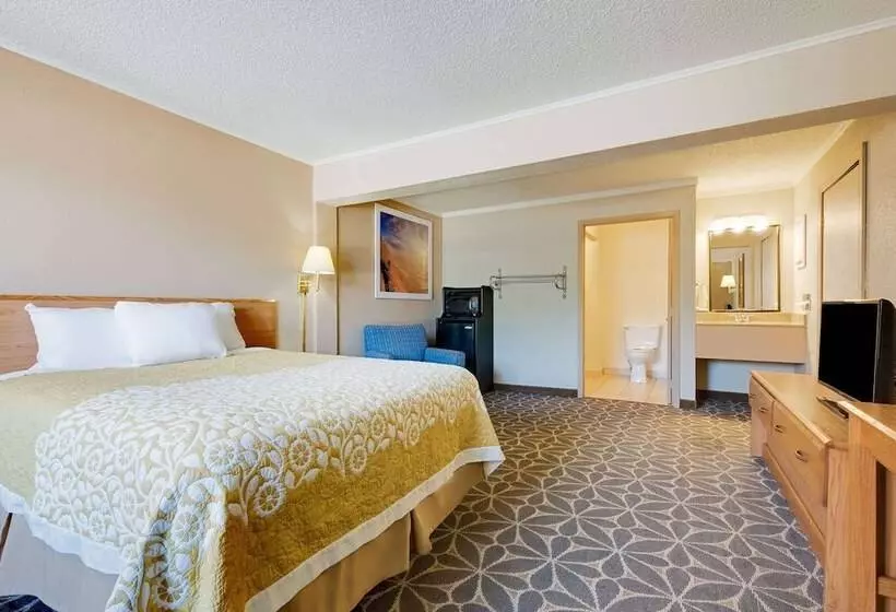 Отель Days Inn By Wyndham Fairmont